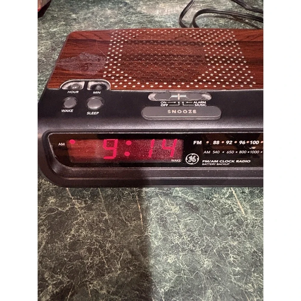 GE 7-4613A FM/AM Digital Alarm Clock‎ Radio • Red LED • Woodgrain • Vintage